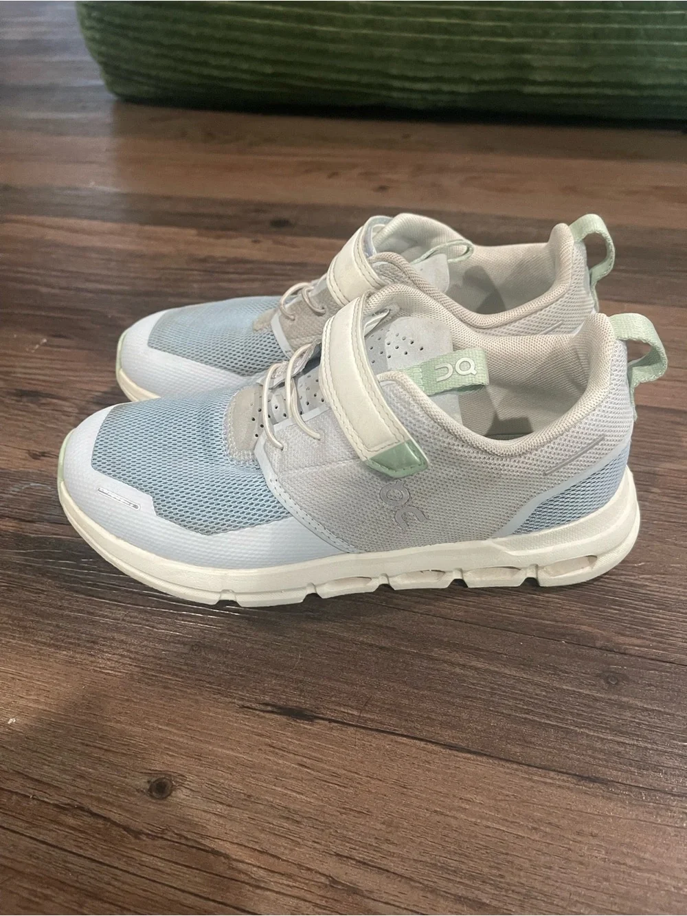 On kids Cloud sneakers light blue/ white size 3